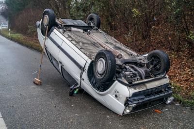 Remseck a.N.: PKW faehrt auf Poller und ueberschlaegt sich